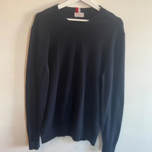 Moncler tröja! - Moncler tröja | 100% kaschmir | använd 2 gånger | nypris 5000 mitt pris 799 | perfekt till vintern och hösten | size xl men sitter som M | självklart äkta | hör av er vid frågor och funderingar!💫