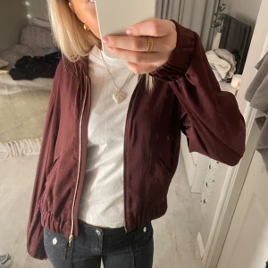 Burgundy kofta  - Super snygg kofta från hm, lite bomberjacka aktig, mycket bra skick💞
