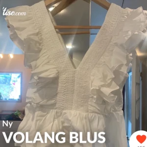 Volang blus  -  Säljer denna jättesnygga populära blusen från H&M. Använd cirka 4 ggr och säljer för att den är för stor.(pris kan diskuteras) Köp gärna bundle 💖💖