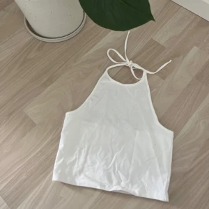 Topp vit - Vit topp med öppen rygg