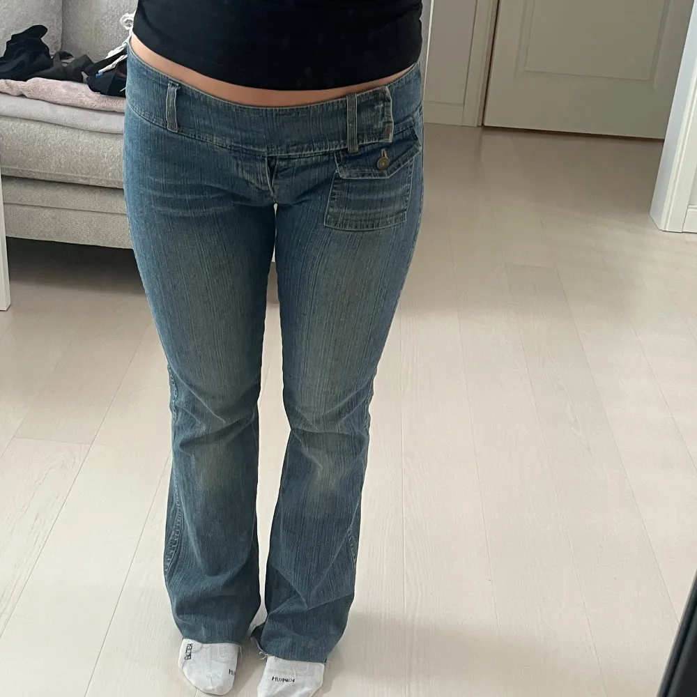 Supersnygga low waist bootcut köpta i frankrike på secondhand därav vet jag ej märket! 💓 . Jeans & Byxor.