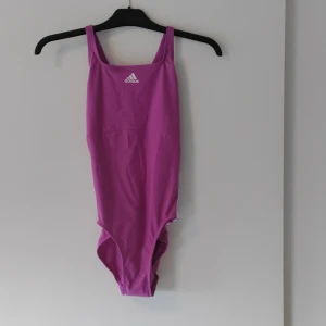 Adidas Baddräkt stl 40 - Oanvänd, liten i stl.