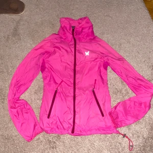 Kari Traa vindjacka spring jacka - Snygg spring jacka från Kari traa i använt skick i strl XS i cerise färg