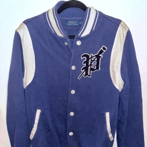 Polo Ralph Lauren College jacka/tröja - Tuff POLO Ralph Lauren College jacka i mjukt material som en tröja.  Storlek: S