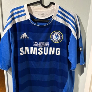 En riktigt fet fotbollströja från Chelseas CL final 2012 med Drogba på ryggen  - En riktigt fet Chelsea tröja från deras final vinst mot Bayern Munichen 2012 med Didier Drogba på ryggen