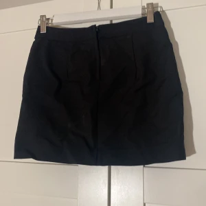 Hm kjol - Svart kjol köpt på second hand, lite missfärgad men jag har varken använt eller tvättat den sen ja köpte den☺️
