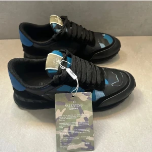 Valentino rockrunners - Säljer mina väldigt feta och sällsynta valentino rockrunners i storlek 42 || 10/10 skick nästan aldrig använda || box, kvitto, och dustbag ingår || tveka inte att ställa frågor🔥🔥💯👍