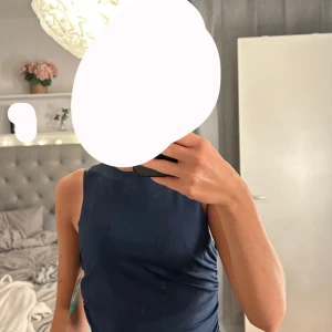 Linne/topp - Säljer ett marinblått linne/topp. Aldrig använd, med prislapp.❤️