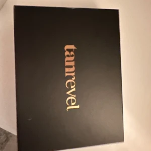 Tanrevel - Säljer hela mitt tanrevel kit! Köpt 2022 men maskinen fungerar utmärkt, brun utan sol vätskan följer med om man vill ha den. Den är halvfull men går att köpa på Tanrevels hemsida för 300 kr! 