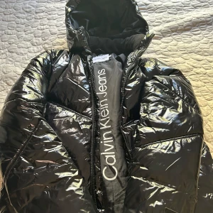 Calvin Klein jacka  - Säljer denna super fina jacka ifrån Calvin Klein som är perfekt ny till höst/vinter. Använd fåtal gånger.