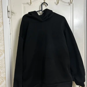 Svart hoodie med huva - Svart hoodie med huva. Perfekt till det kalla vädret som väntar dig! Aldig använts. 