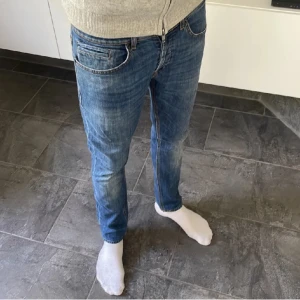 Dondup George - Dondup jeans model George i riktigt bra skick 9/10. Innerbenslängd: 72 cm Midjemått: 40 cm. Bara att skriva vid frågor och fler bilder🤝