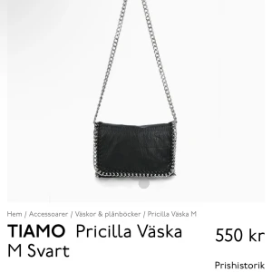 Svart väska från Tiamo - Säljer en snygg svart väska från Tiamo. Den har en cool kedjedetalj runt kanterna och en axelrem i samma stil. Nypris 550kr. Skriv vid frågor eller fler bilder 💗