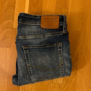 Jack and Jones Jeans - Tja! Säljer nu dessa as feta Jack and Jones jeans i storlek 32/32 för endast 450!🌟Jeansen är i toppskick och har bara använts några gånger 💯Skriv vid frågor eller funderingar!🤩