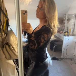 Spets topp - Jätte fin festlig tröja, 2 sista bilderna är lånade