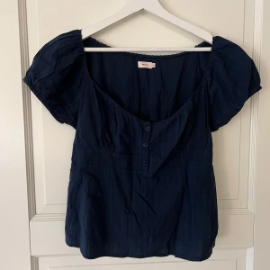 Marinblå blus - Använd vid 2 tillfällen. Köpt för 349kr. Lite mindre i storleken. Passar en M.