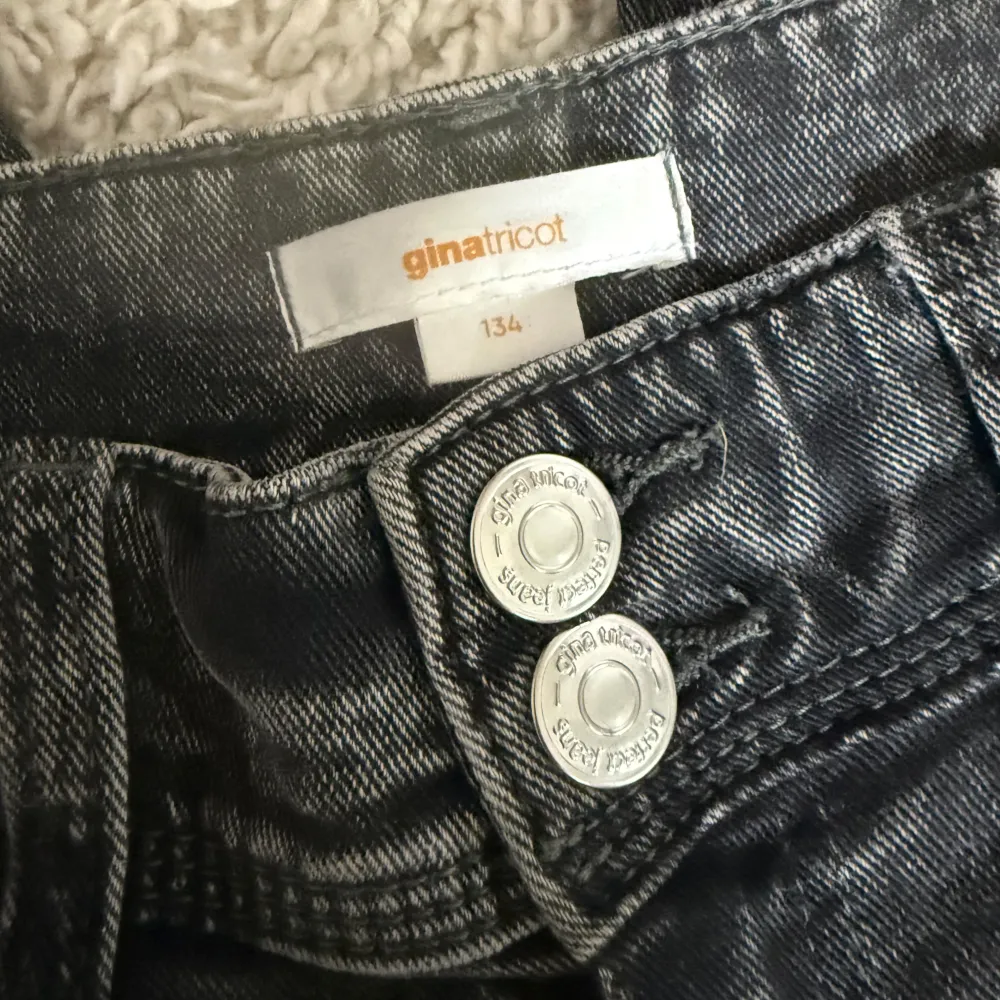 Några väldigt fina mörkgråa/ljussvarta jeans från Gina tricot young. Storlek 134. Knappt använda, i bra skick. Jeans & Byxor.