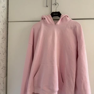 En rosa hoodie - Den är använt två gånger och är fortfarande ny och har bra skick. Köpte den för 300 säljer den för 250kr.