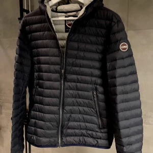 Colmar jacka - Colmar jacka i storlek M, men är liten i storleken så kan även passa som S. Nyskick, kanppt använd och inga defekter. Jag säljer då den inte passar mig i storleken, skriv privat för fler bilder