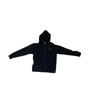 Lacoste Hoodie (ⓀⓄⓅⒾⒶ) - Svart Lacoste Hoodie Oanvänd   ⚠️Tröjan är en ⓀⓄⓅⒾⒶ ⚠️