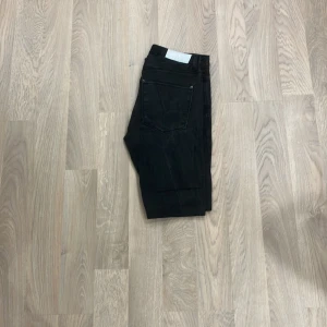 Acne jeans - Snygga acne jeans som är perfekt nu inför höst/vinter, jeansen är i helt okej skick, nypris ligger på 2700 men vårat pris är 299 som är dunder pris, priset kan diskuteras vid snabb köp