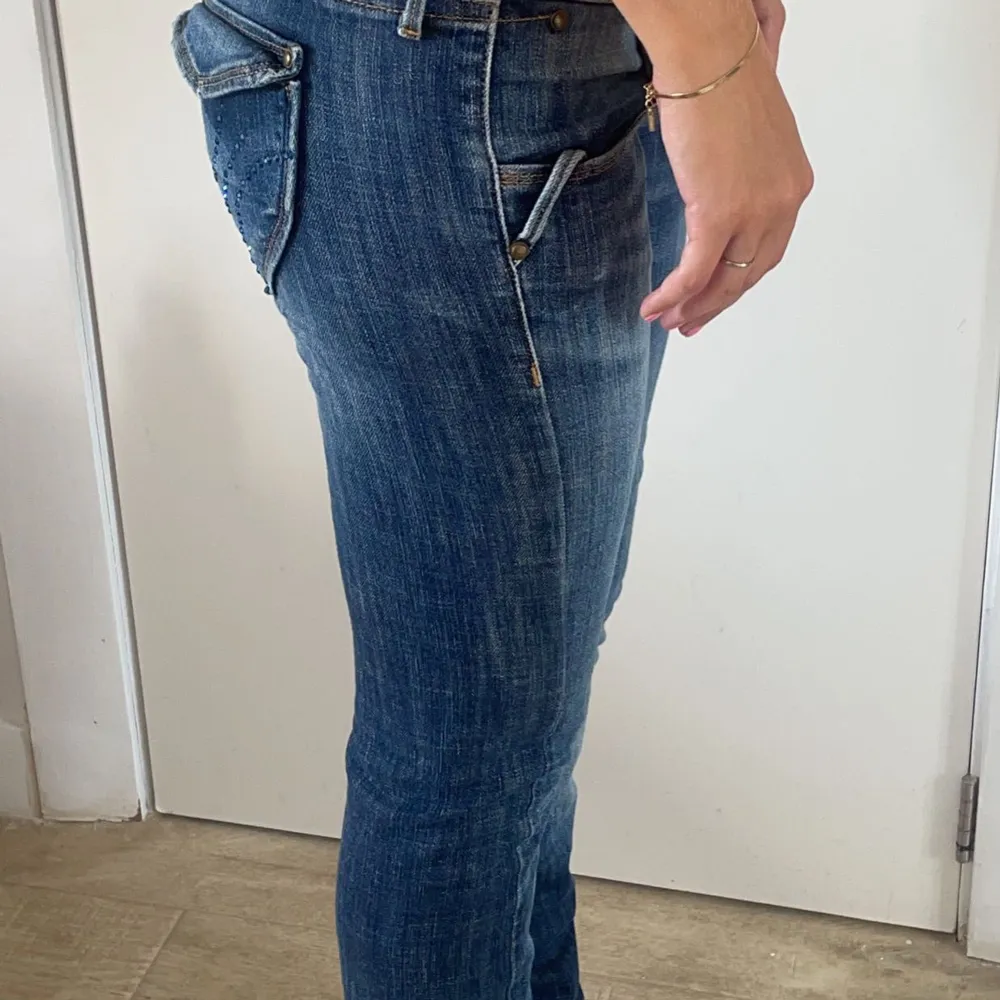 Jätte low waist snygga jeans köpta på en marknad i Spanien som tyvärr är lite små, storlek 26.. Jeans & Byxor.