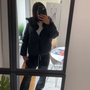 Vinterjacka  - Säljer den varma och sköna vinterjackan som inte används. köpt från vero Moda. perfekt nu till vintern passa på och köp för så billigt pris. inga defekter utan som i nyskick.  Storlek s. Säljes för 70kr köparen står för frakten! 