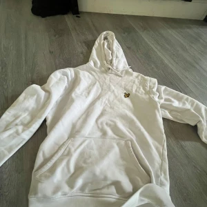 Lyle-scott hoddie - Storlek S färg vit.