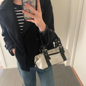 Väska!!  - Gullig vit och svart handväska med coola detaljer, använder den inte så mycket längre:) Jag tar förslag på pris sänkningar! 