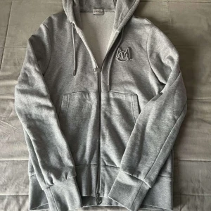 Moncler Zip Hoodie - Väldigt unik! Storlek M men mer som en S. Inga fläckar eller lukter.