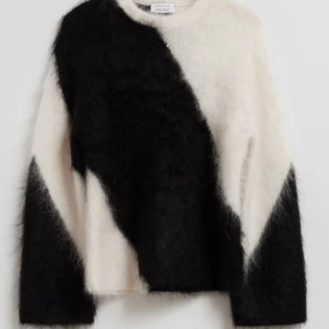 Svartvit Stickad tröja💕 - Säljer då den inte kommer till användning🥰 den är i jättebra skick💕