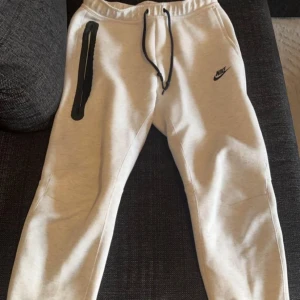 Nike tech fleece. Cream white. - Storlek M på både byxorna och hoodien. Säljer då dem inte passar mig längre. Tar endast emot Swish!