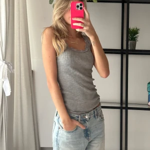 Linne - Gulligt linne med spets kant. Super skön å mysig 🌟💕