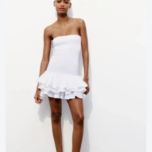 Volangklänning Zara - JÄTTESNYGGG och slutsåld vit Volangklänning från zara, jättebra skick endast använd 3 gånger.💕står s i etiketten men passar mig som har xs men passar även dem som har s🥰