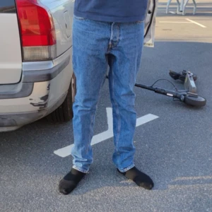 Mörkblå t-shirt från Ralph Lauren. Jeans igår även  - Säljer en stilren mörkblå t-shirt från Ralph Lauren med en liten röd broderad logga på bröstet. T-shirten är kortärmad och passar perfekt för en avslappnad look.