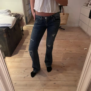 LTB VALERIE JEANS - Säljer nu mina absoluta favorit jeans då de håller på att bli för små för mig…💞 Jeansen har en as grym modell med design hål lite här och där på benen, de är även utsvängda och lågmidjade vilket är mycket populärt just nu. De är köpta för 850kr för ca ett år sedan och syns ej att de är använda. 🥰