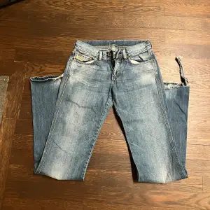 Jättefina lågmidjade jeans ifrån diesel. Det är tyvärr försmå så därför är jag tvungen att sälja. Har en defekt längst ner på bild 3. Storleken är 24 och modellen är bootcut/flare.