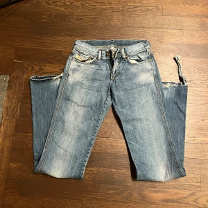 Diesel jeans  - Jättefina lågmidjade jeans ifrån diesel. Det är tyvärr försmå så därför är jag tvungen att sälja. Har en defekt längst ner på bild 3. Storleken är 24 och modellen är bootcut/flare.