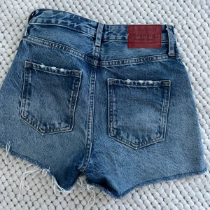 Stradivarius shorts - Shorts från stradivarius. Super snygga men tyvärr för små för mig.