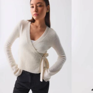 Vit omlottkofta -  vit omlottkofta med knytband i midjan,           slutsåld💗