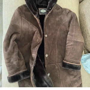 KÖPES brun mockajacka från Livelo - Köpes i bra skick