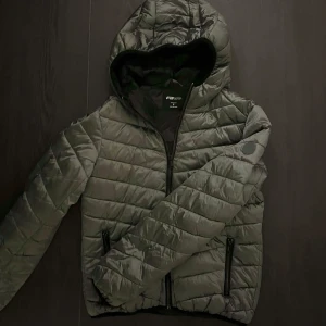 dunjacka stl s grå/silver - så fin grå/silver jacka i stl s men passar xs också, super fint skick❣️