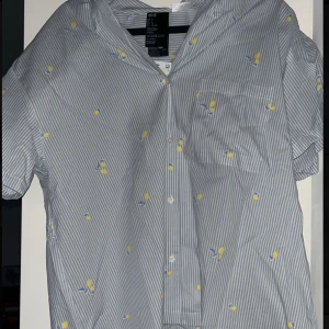 Randig kortärmad skjorta och shorts från H&M - En pyjamas med citroner på, aldrig använd med lappar kvar 