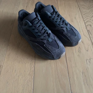 Svarta Adidas Yeezy sneakers -  svarta Adidas Yeezy 700 utility black. Köpta på farfetch för 6000 men de är på tok för små för mig nu och därför säljer jag dem. Är öppen för förhandling då jag aldrig använder dem nu😁 