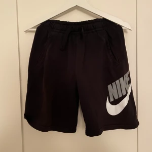 Nike shorts - Nike shorts i storlek 147-158. Är i mycket bra skick, knappt använda. De är ganska stora i storleken så passar även större barn.