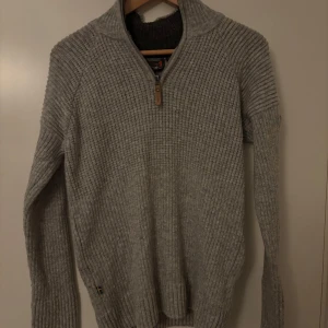 Grå stickad tröja från Swedemount - Säljer denna varma stickade tröjan från swedemount. Köpte den för cirka ett halvår sen. Köpt för 1100. Storlek S och perfekt till när du åker skidor eller bara till en helt vanlig vardag.
