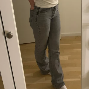 gina jeans  - Snygga grå jeansbyxor med en klassisk straight passform. Perfekta för en avslappnad stil. De har en normal midja och är tillverkade i ett bekvämt denimtyg.