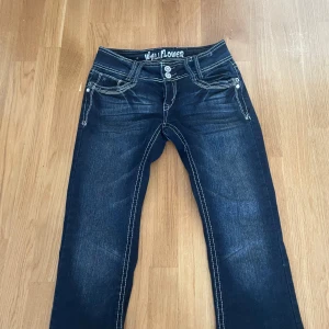 Bootcut lågmidjade jeans  - Coola vintage bootcut jeans med låg midja. Står ingen storlek men midjemått ca 38 cm tvärsöver och innerbenslängd ca 78 cm!   Skriv gärna för fler frågor eller funderingar!❤️