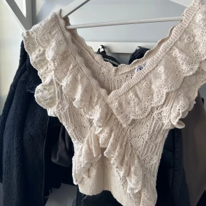 Beige spetsblus från Zara - Säljer nu denna fina toppen som tyvärr inte kommit till användning då jag köpte en svart också som jag använt mer.. den är endast testad. Det är storlek L men den är kort i modellen så passar både S och M också! Skriv för fler bilder, kan gå ner i pris vid snabb affär 🙌🏼