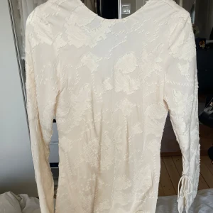 Klänning - Beige/naturvit klänning med öppen rygg 